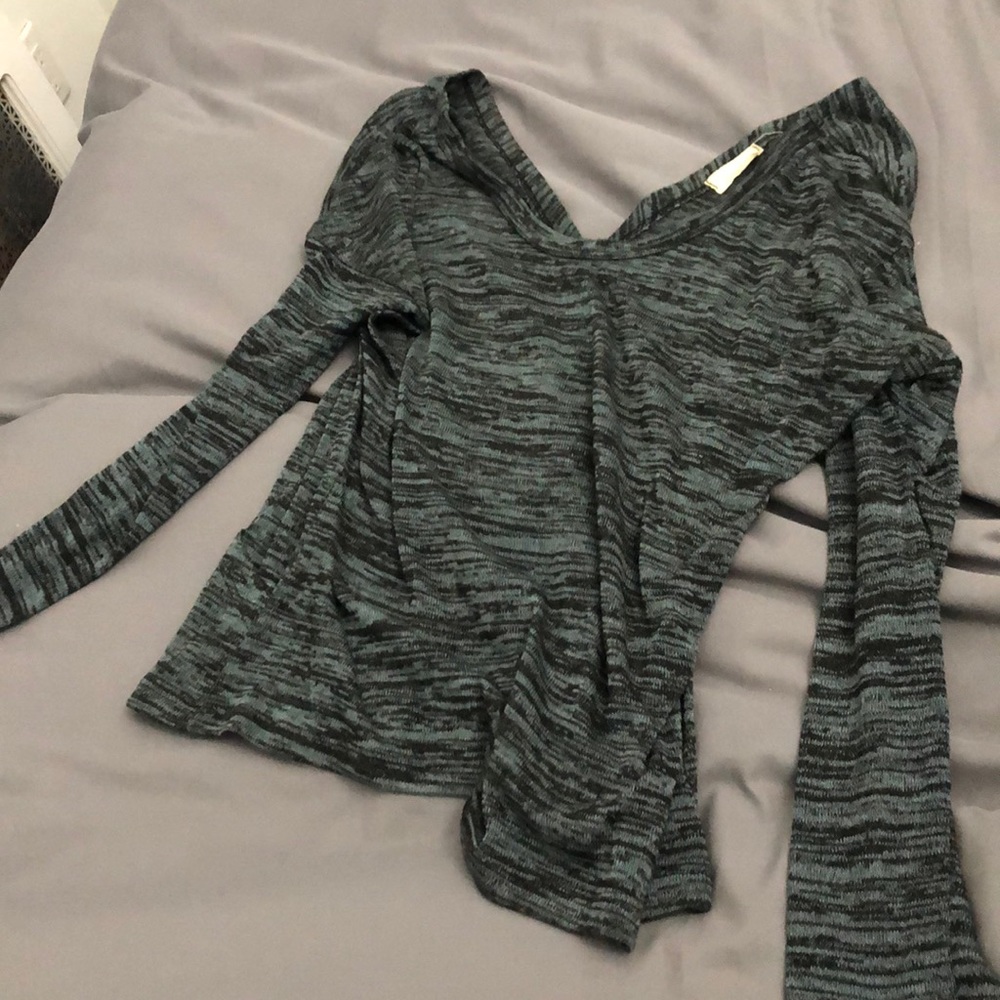 Long sleeve V back shirt